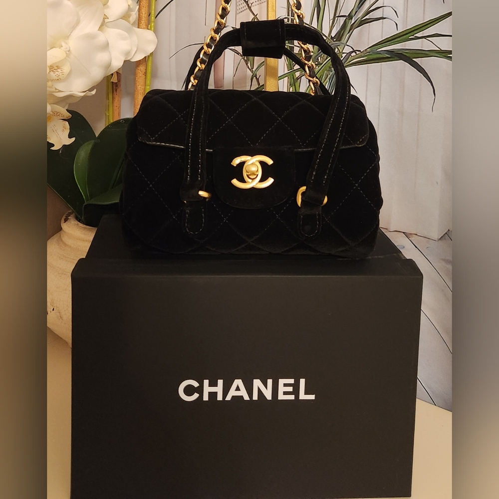 Chanel Gift with Purchase Black Velvet Quilted Handbag - Picture 4 of 17